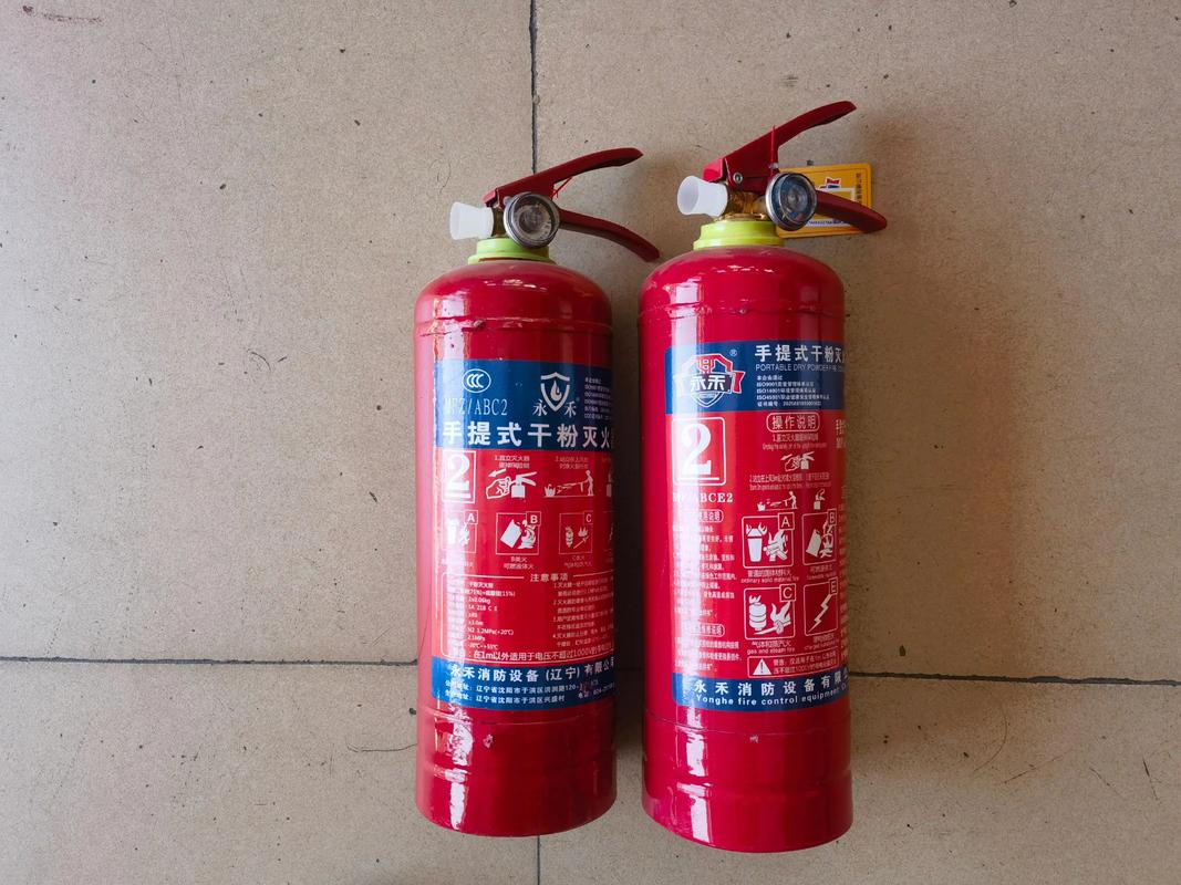 新舊國標(biāo)永禾牌兩公斤干粉滅火器對(duì)比 選購消防器材不可不知的要點(diǎn)